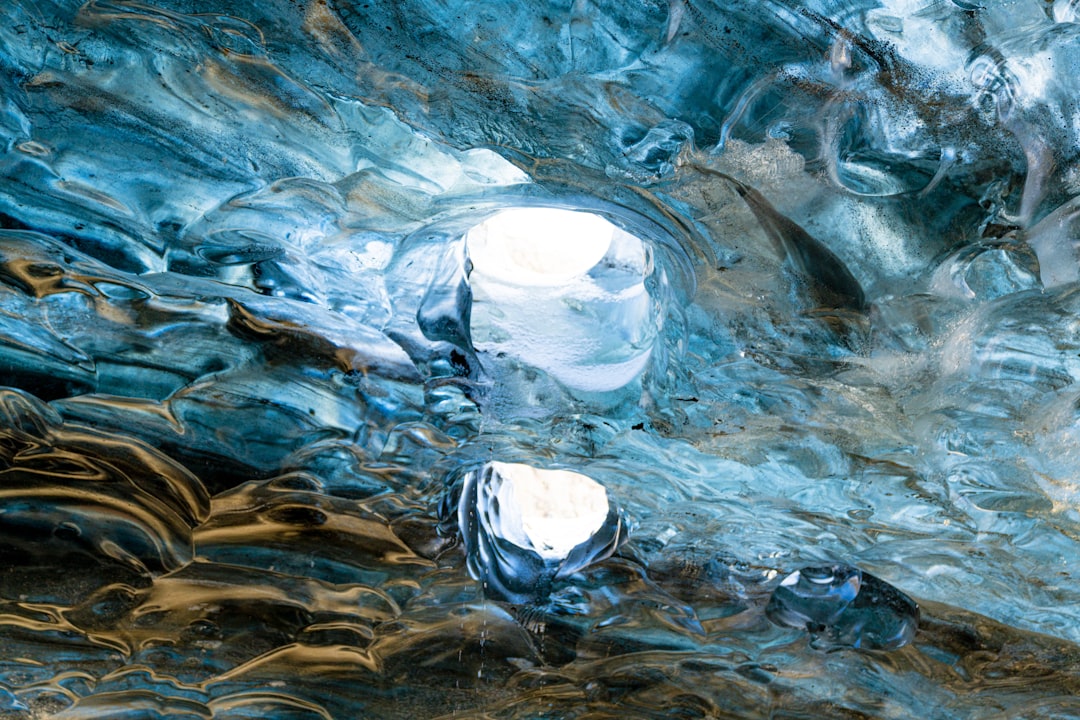 Woda mineralna a źródlana – czym się różnią i którą wybrać?